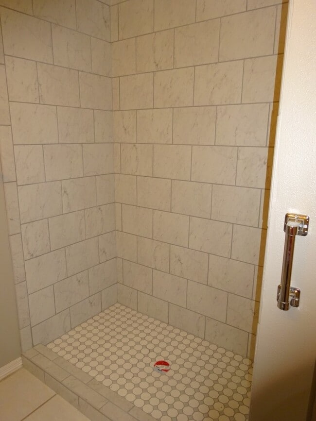 Building Photo - 2420 Stone Hollow Dr