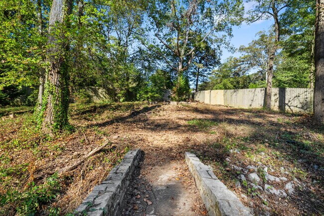 Building Photo - Move in before December 31st and get $100 OFF your rent for the first 3 months — PLUS a $250 Amaz...