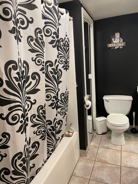 lower level bathroom and tub/shower - 13211 S Egypt Shores Dr