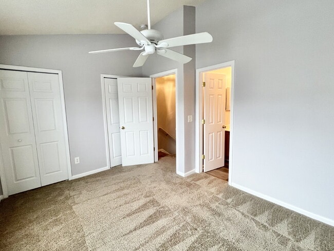 Building Photo - STEELECREEK TOWNHOUSE!
