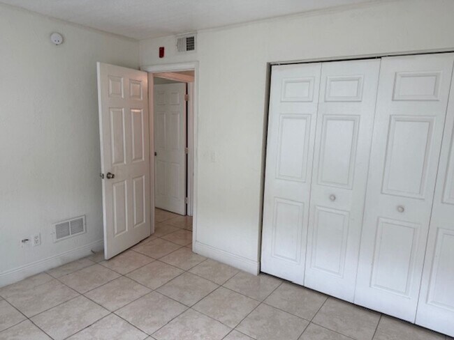 Building Photo - Ground floor 2 bedroom condo