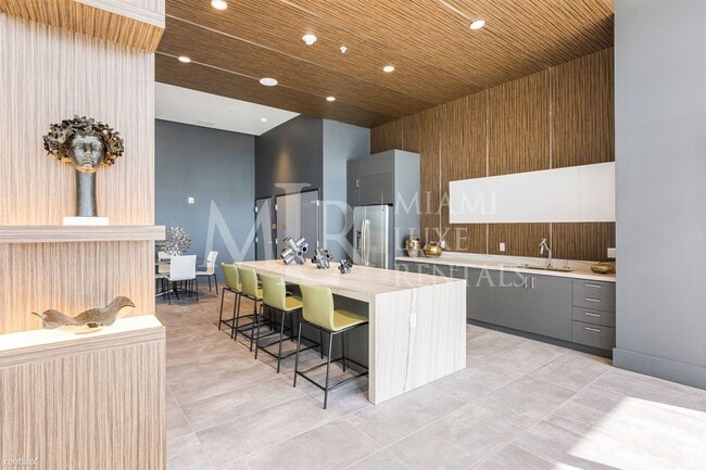 Building Photo - Studio, 1 bath Condo - 3180 Coral Way Spac...