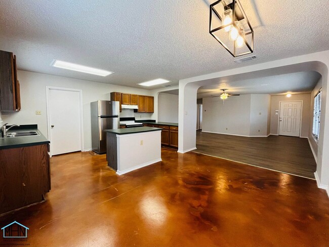 Building Photo - Welcome home to this stunningly spacious 3...