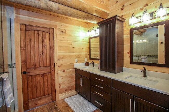 Building Photo - 320 Lakeshore Dr