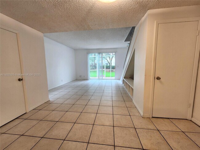 Building Photo - 1050 Sorrento Dr
