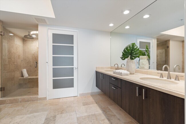 Building Photo - 333 Las Olas Way