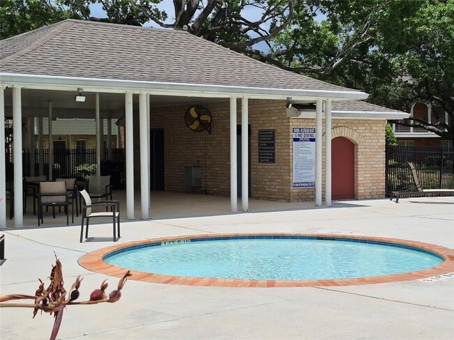 Building Photo - 10305 Briar Forest Dr