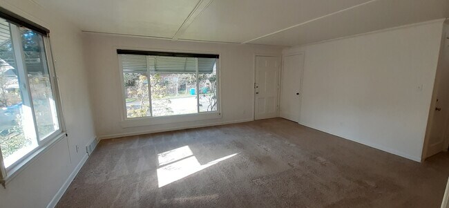 Building Photo - 5708 40th Ave NE