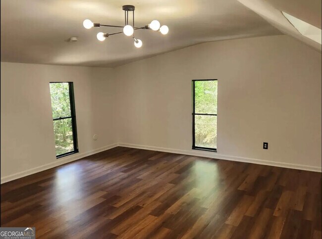 Building Photo - 683 Almon Rd