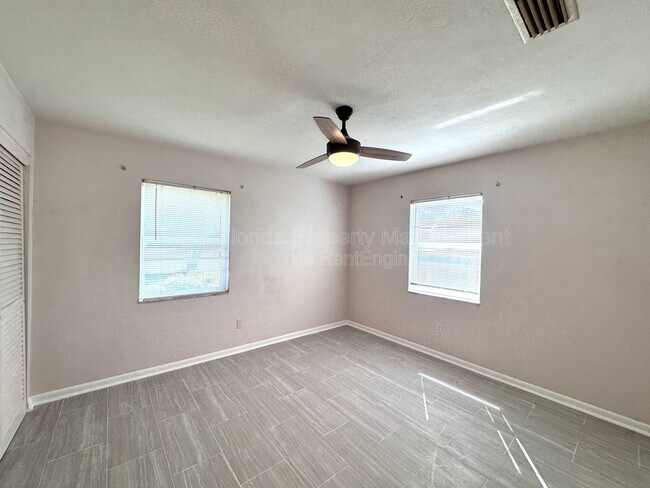 Building Photo - 1074 Gerona Ave