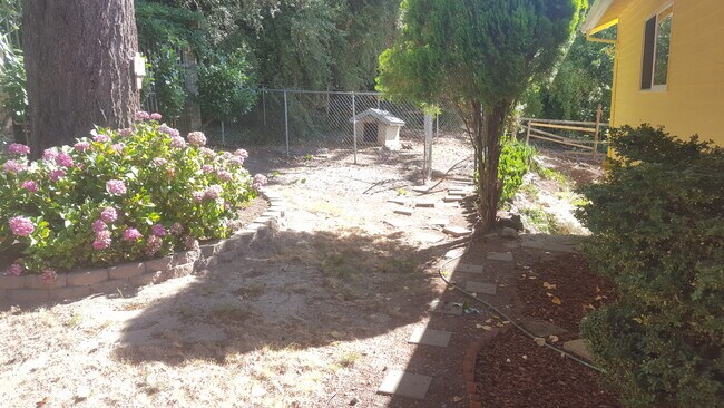 Building Photo - Raleigh Hills Beauty! XL Yard & Attached Garage! Dogs OK!