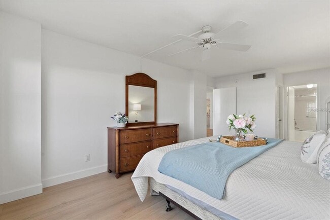 Building Photo - 255 The Esplanade N