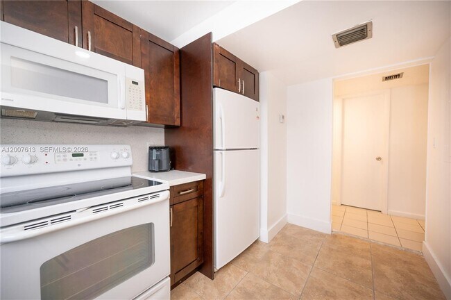 Building Photo - 500 NE 26th St