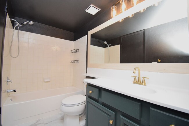 Building Photo - Charming 1 Bed 1 bath Condo in the Heart of Fort Union!!!