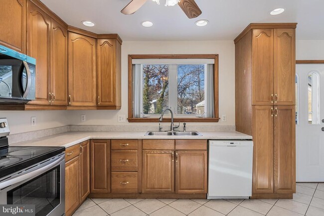 Building Photo - 306 Lincoln Ave