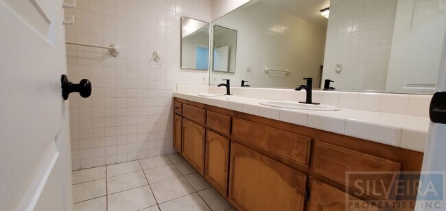 Building Photo - Lovely 3 Bedrooms 2 bath Home For Rent