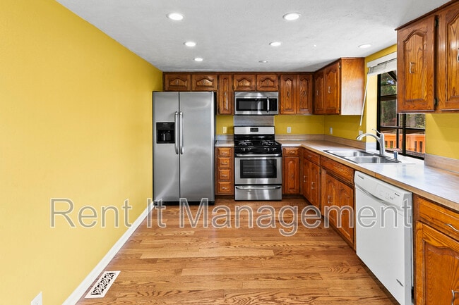 Building Photo - 15421 R St