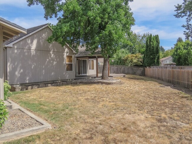 Building Photo - Charming 3 bedroom 2 bathroom home availab...