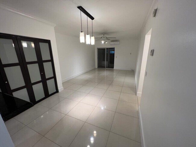 Building Photo - 1560 NE 127th St