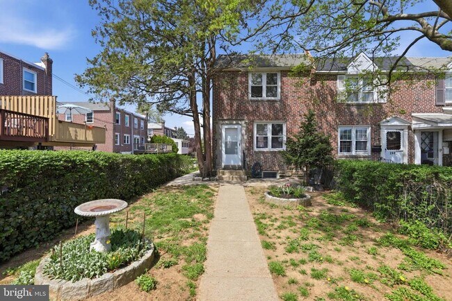 Building Photo - 271 W Wyncliffe Ave