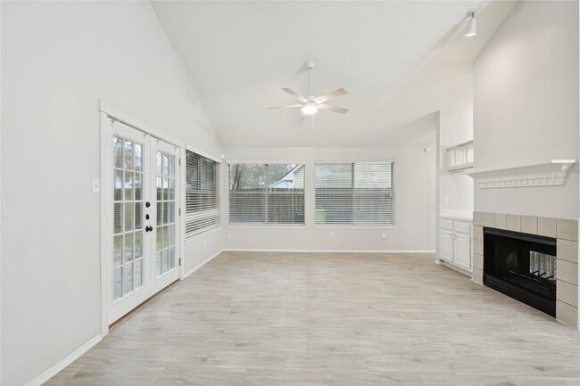 Building Photo - 8610 Lake Crystal Dr