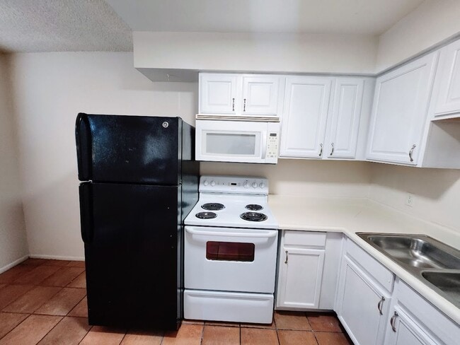 Building Photo - 827 E Hazel Dr