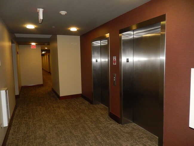 Building Photo - 850 Village Center Dr