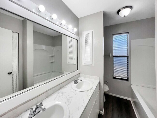 Building Photo - Cozy Inside, Spacious Outside: Fort Myers 2 Bed / 1 Bath + Giant Lawn + W/D Hookups — Pets Accepted