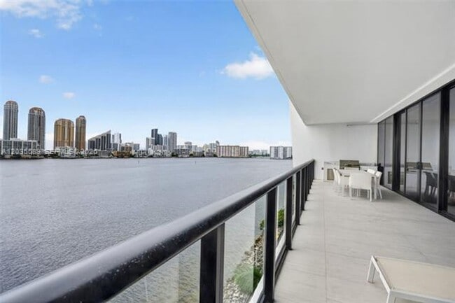Building Photo - 5500 Island Estates Dr