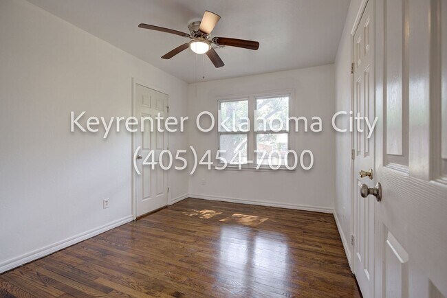 Building Photo - 1520 Rowena Ln
