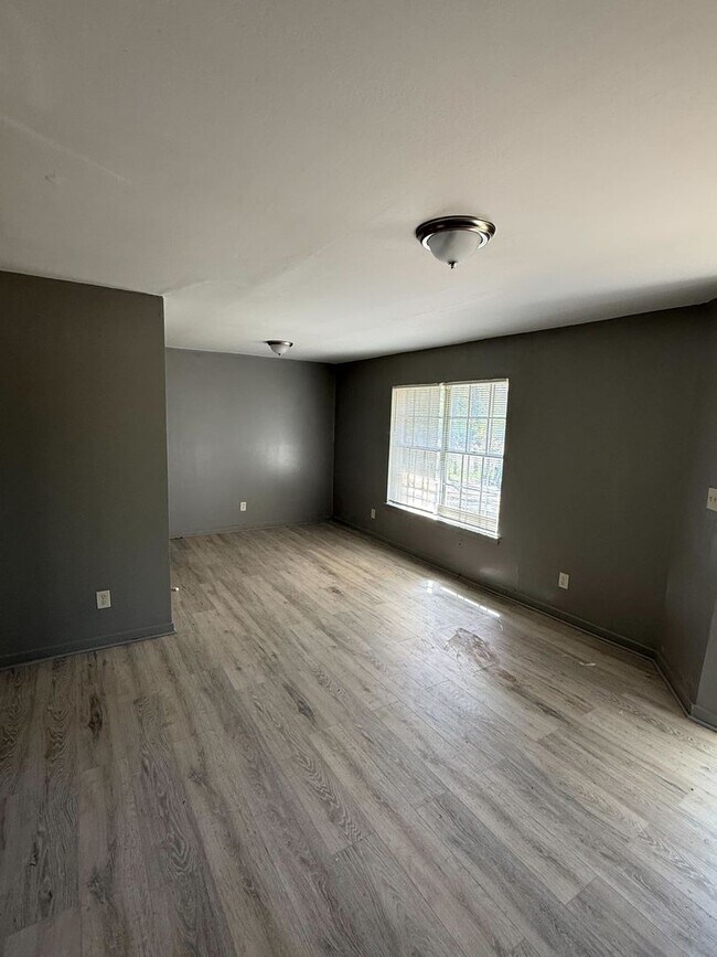 Building Photo - 3 Bed 2 Bath - Nice House in South Jackson on McDowell