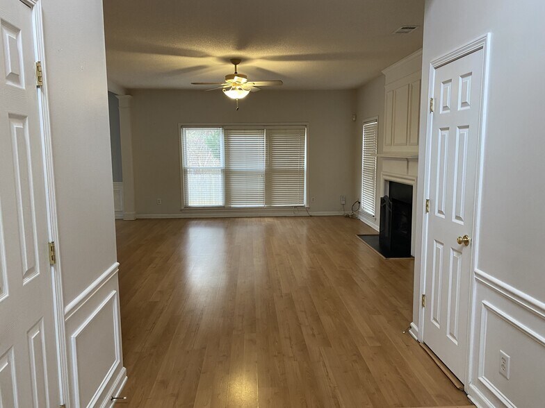 Building Photo - 2706 Cottesford Dr SE