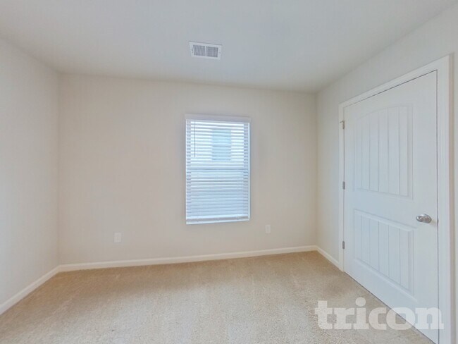 Building Photo - 927 Equine Dr