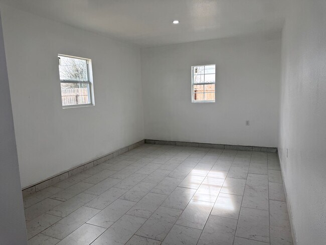 Building Photo - 1910 E California Ave