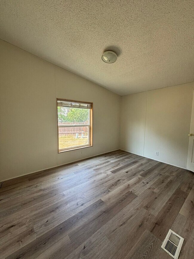Building Photo - 221 Silver Maple Dr