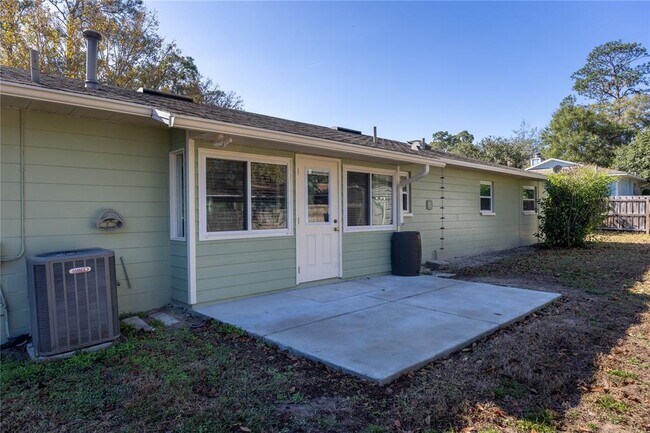 Building Photo - 7604 SW 56th Ave