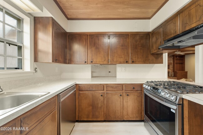 Building Photo - 1401 E Bayou Pkwy