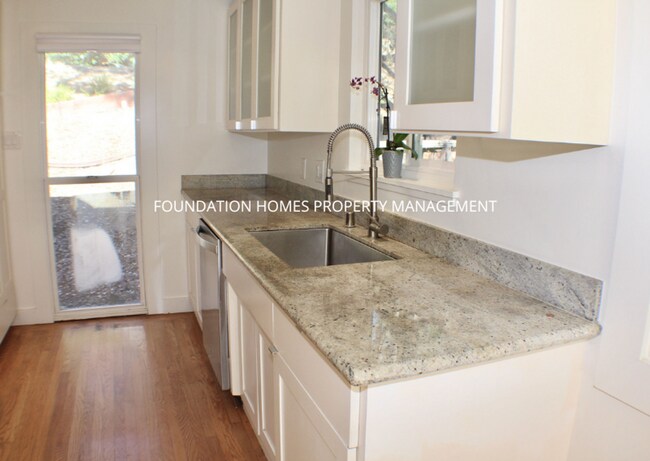 Building Photo - Dreamy Sleepy Hollow Single Story Mid-Cent...