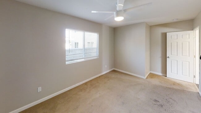 Building Photo - Huge Bedrooms, lots of Parking, closest to campus!