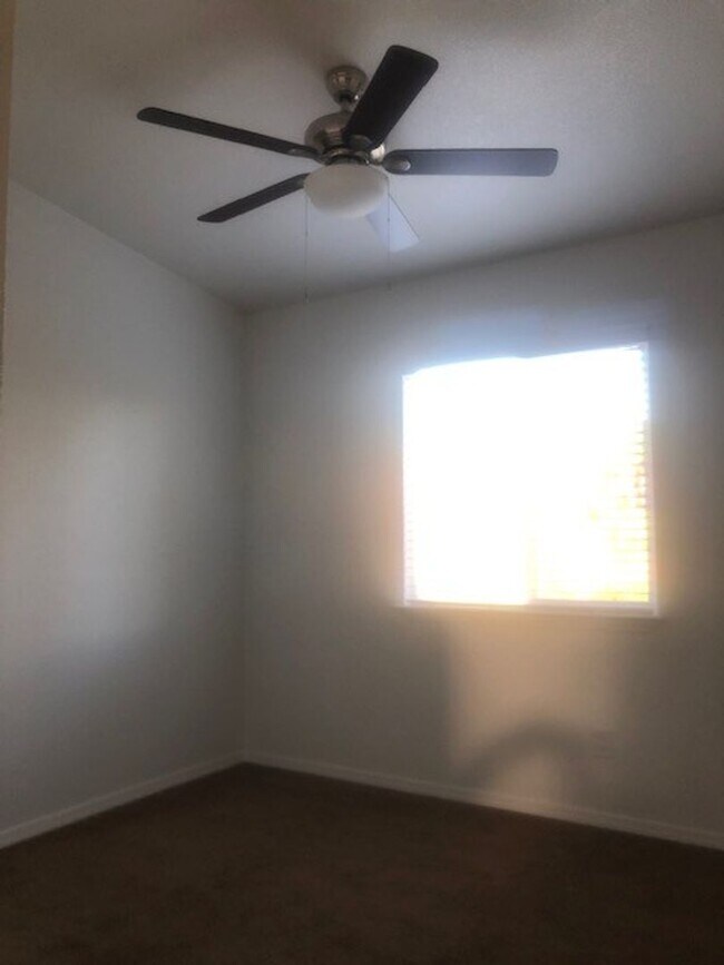 Building Photo - 3 Bed-2 Bath Quaint Single Story Home in Lakeside.