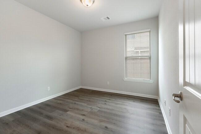 Building Photo - 700 Lakeshore Village Dr