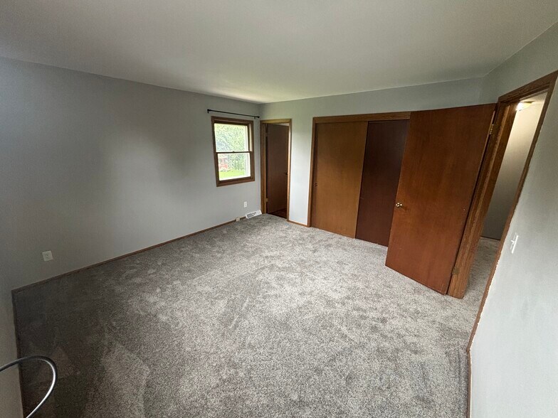 Master bedroom - 700 E College Ave