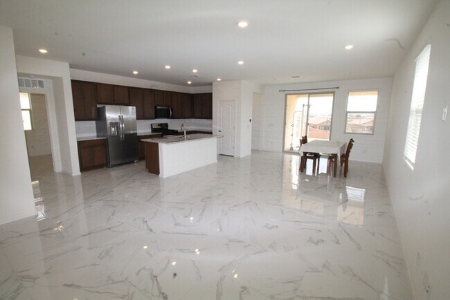 Building Photo - 5523 W Monterey Dr