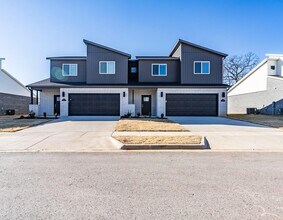 Building Photo - 657 Sun Meadow Dr