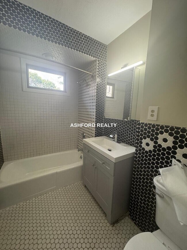Building Photo - 724 Mt Auburn St