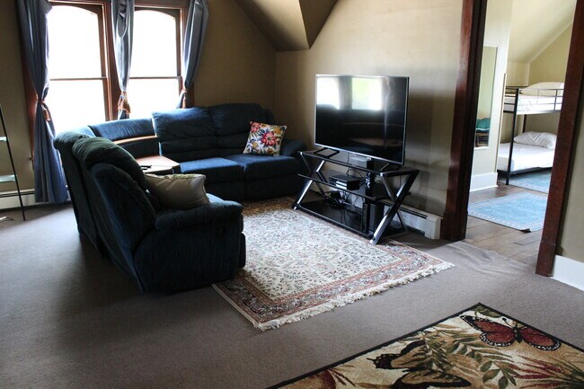 Building Photo - 521 Milwaukee St