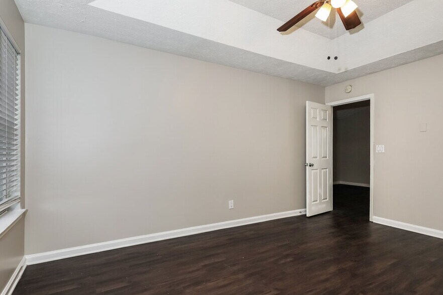 Building Photo - 454 Village Cir