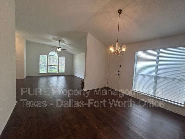 Building Photo - 5945 Ravenya St