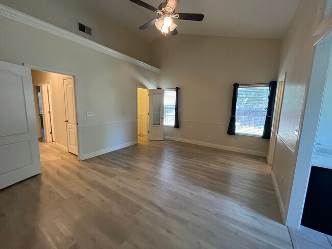 Building Photo - Beautiful Home for rent in Visalia, Ca