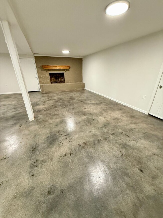 Building Photo - HUGE 4 Bedroom 2.5 Bath Donelson Ranch Cha...